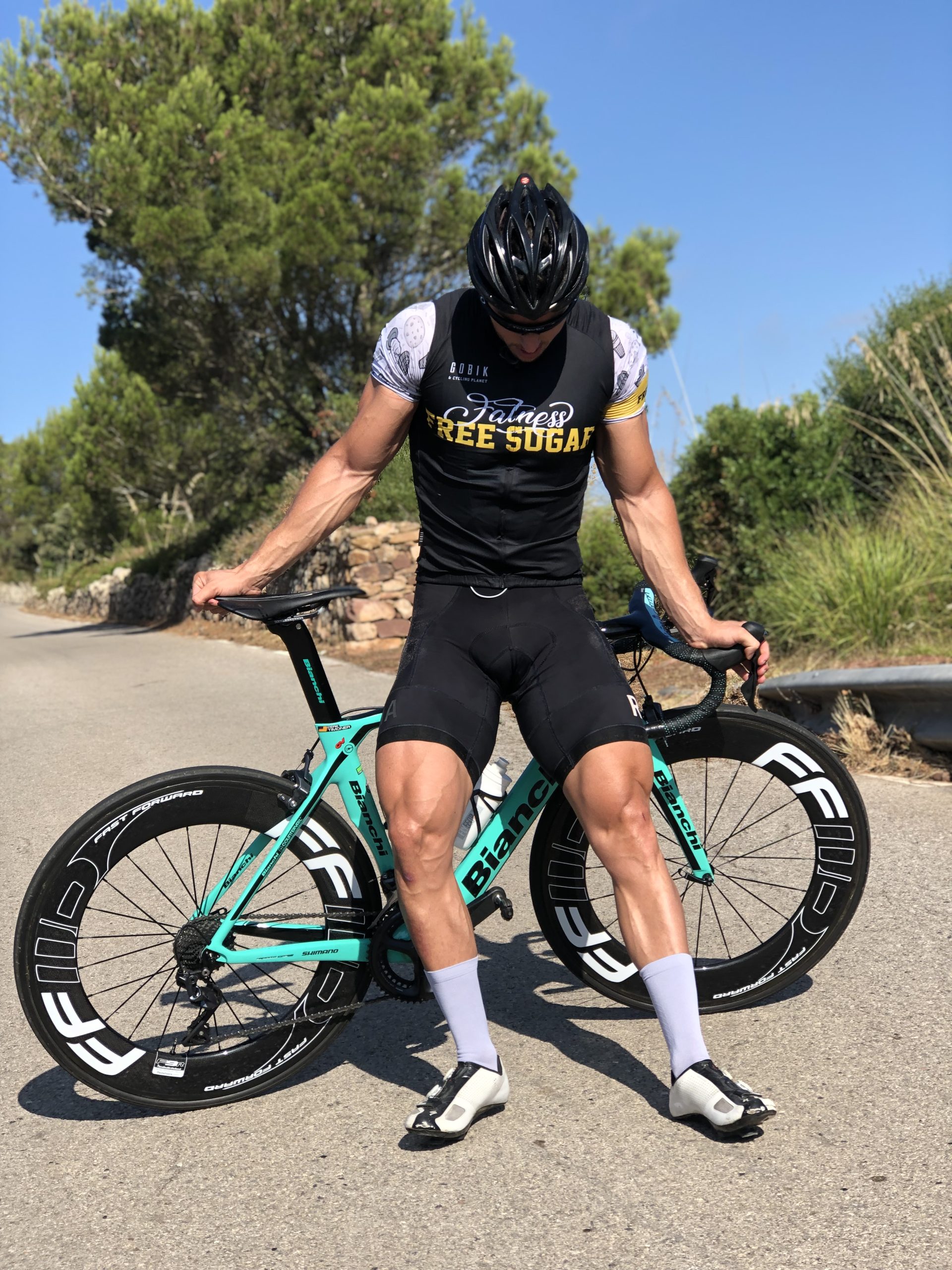 Ruben S&aacute;nchez Fortuny con equipaci&oacute;n FATNESS junto a su bicicleta
