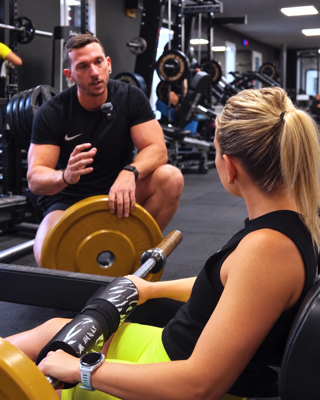 Ruben explica un ejercicio de glúteos durante un entrenamiento con una mujer