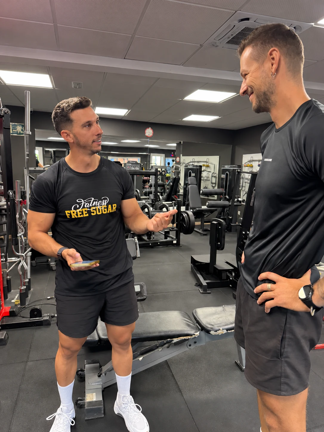 Ruben conversando sobre entrenamiento en el gimnasio