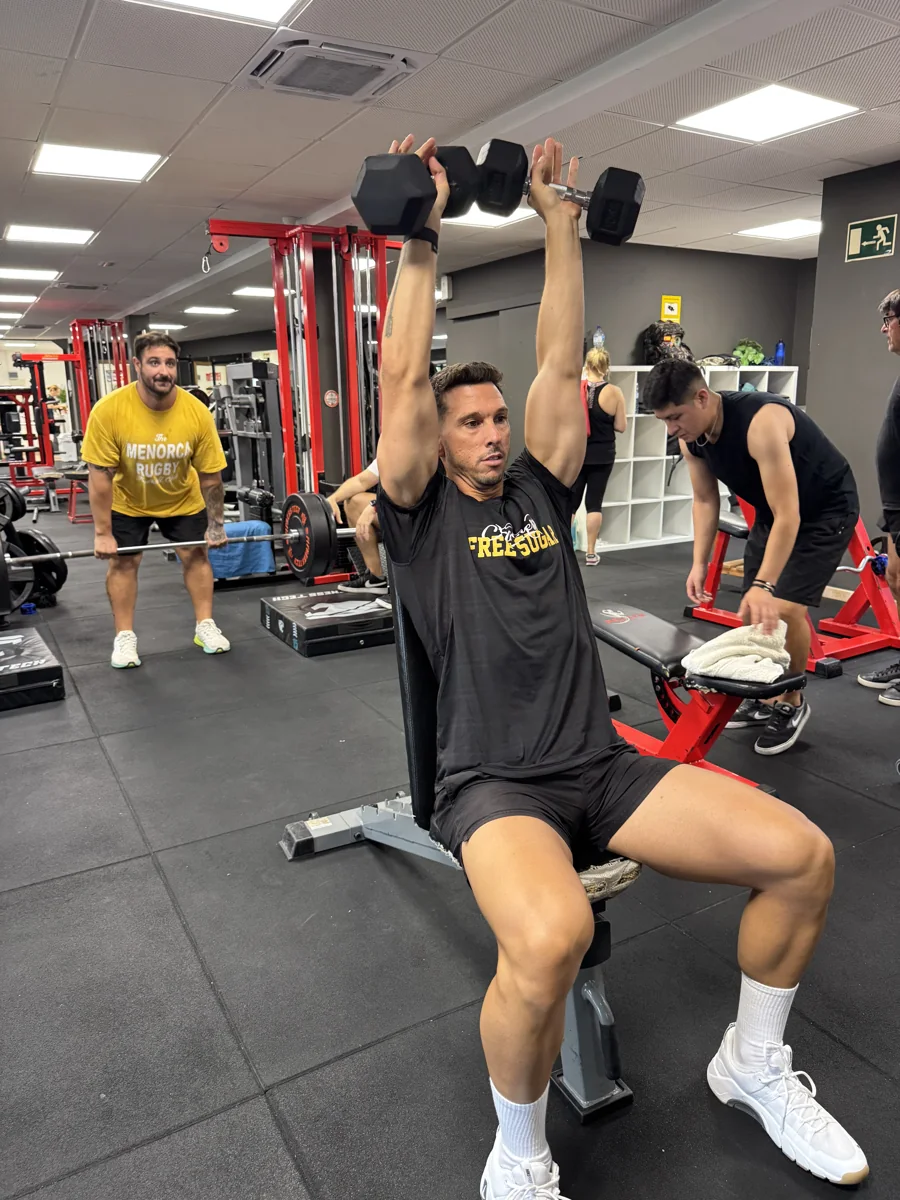 Ruben entrenando fuerza con mancuernas