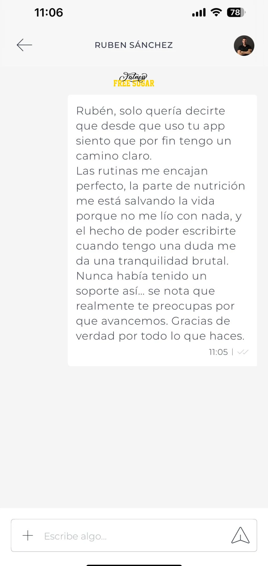 Vista del chat con el entrenador en la app FATNESS