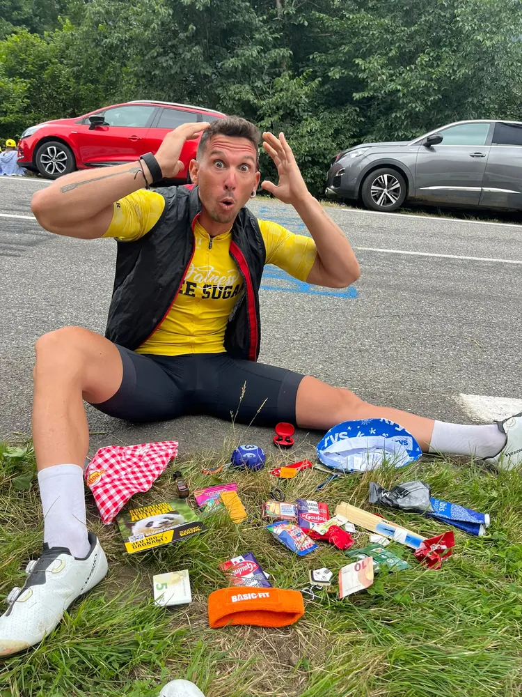 Ruben con sus geles y alimentos preparados durante una ruta de ciclismo